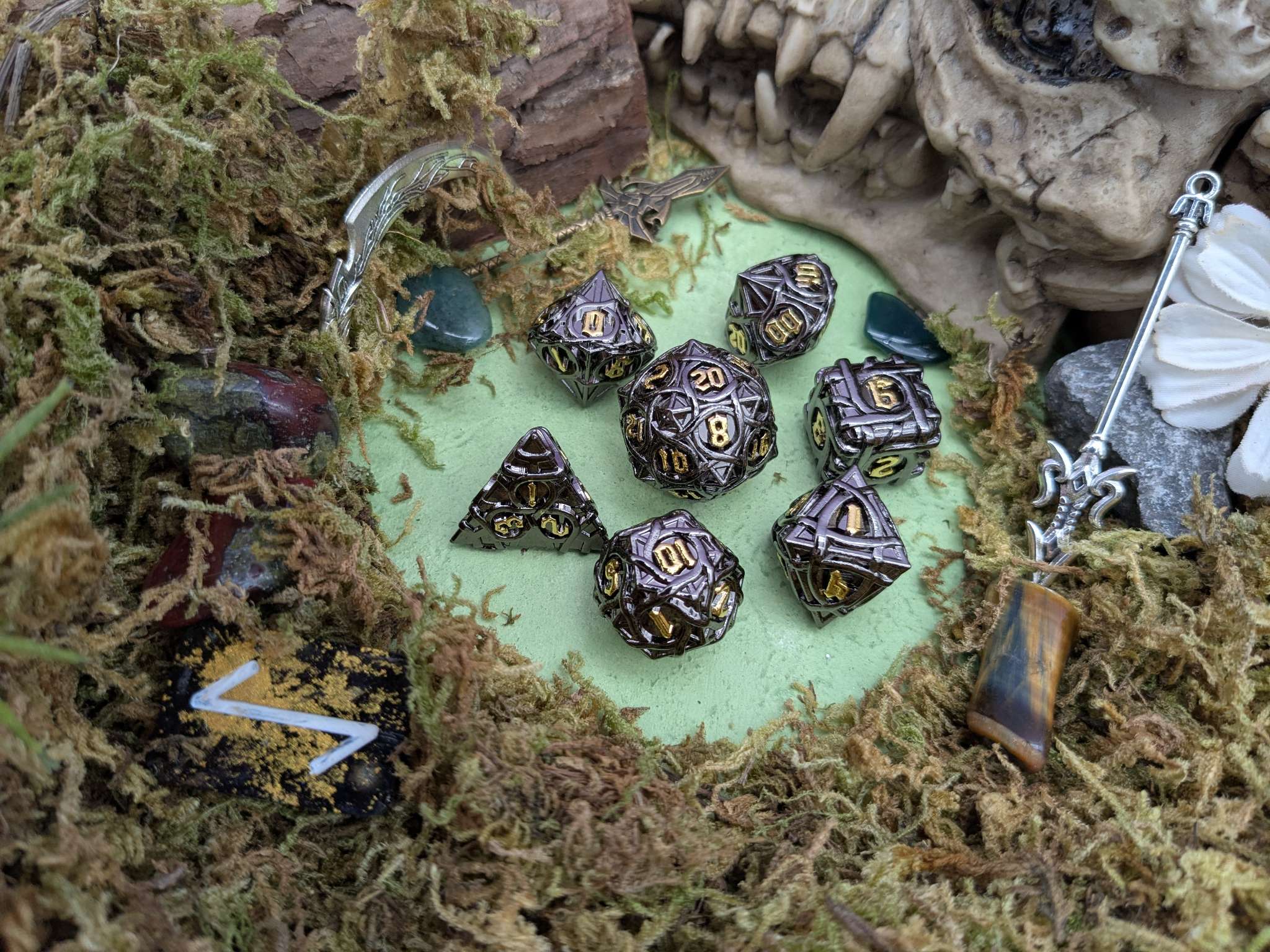 Thorns Black Metal Core Dice Set