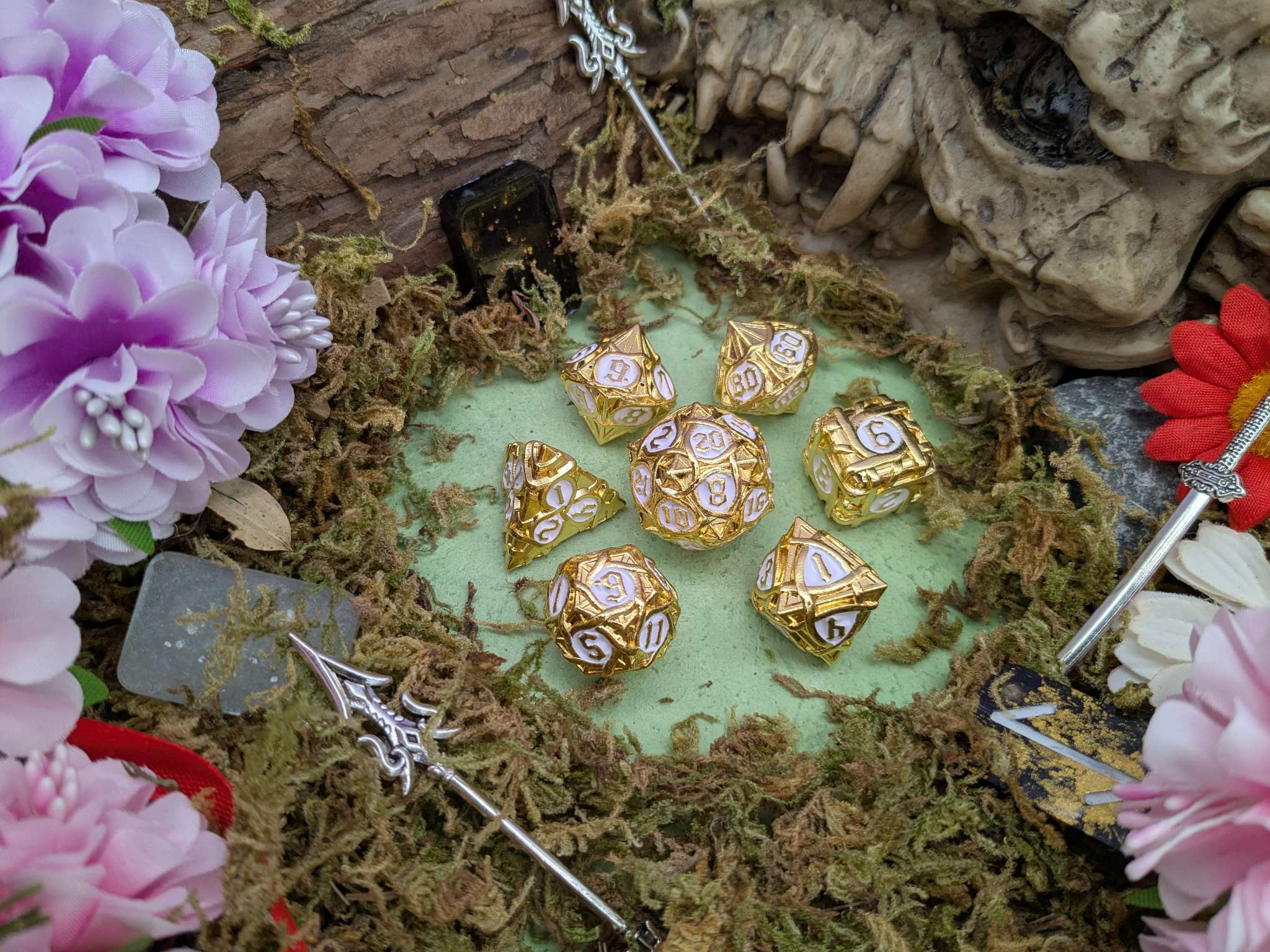 Thorns Gold and White Metal Core Dice Set