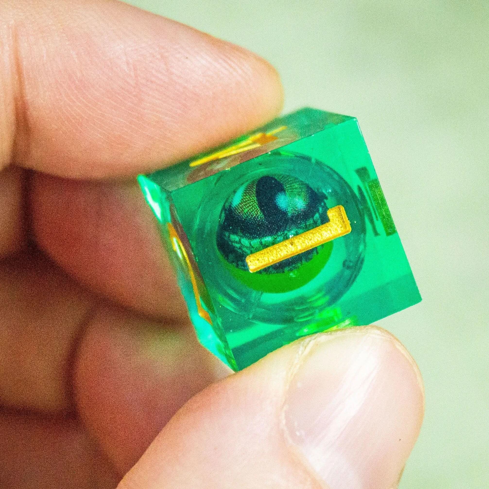 Liquid Core Moving Green Dragon Eye Dice