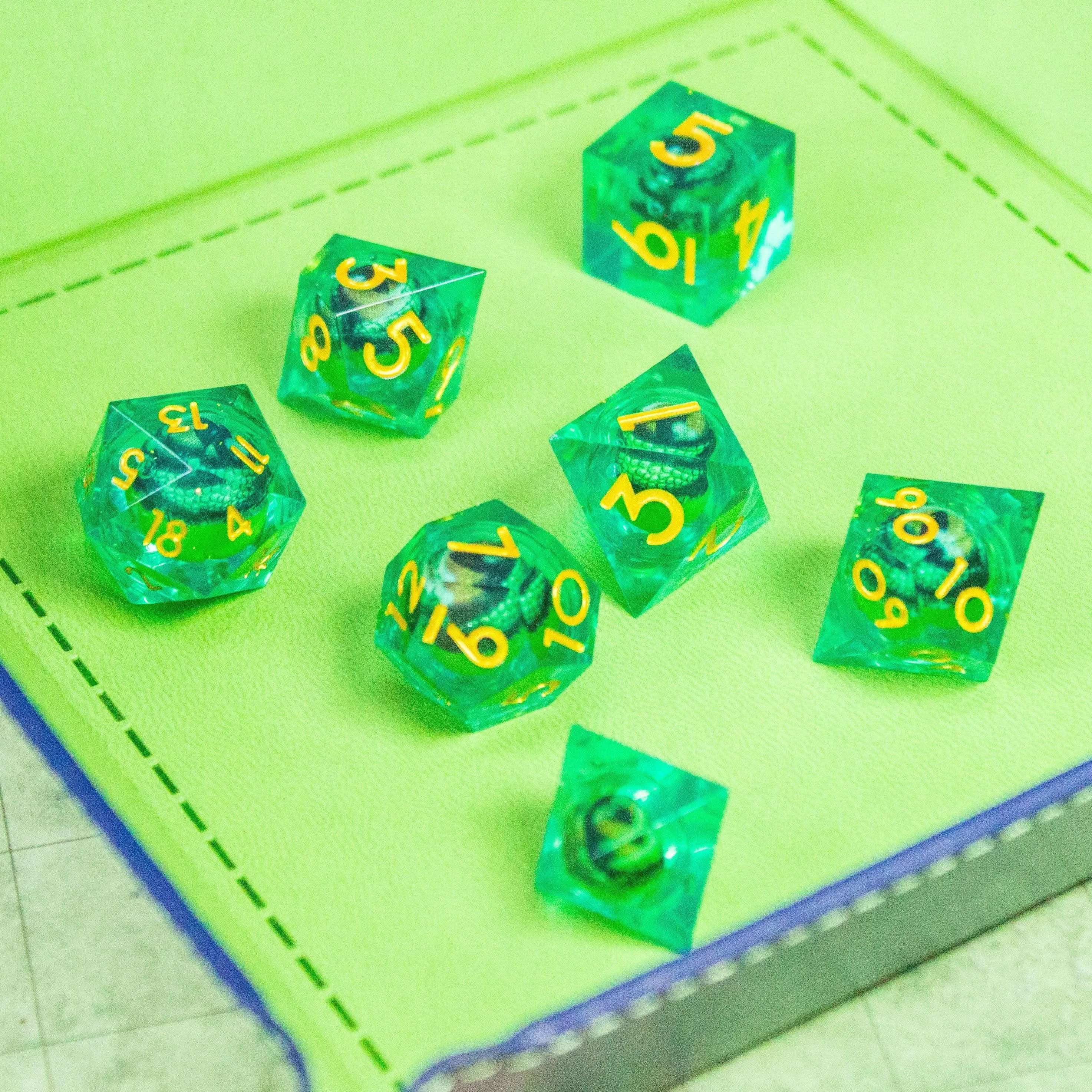 Liquid Core Moving Green Dragon Eye Dice