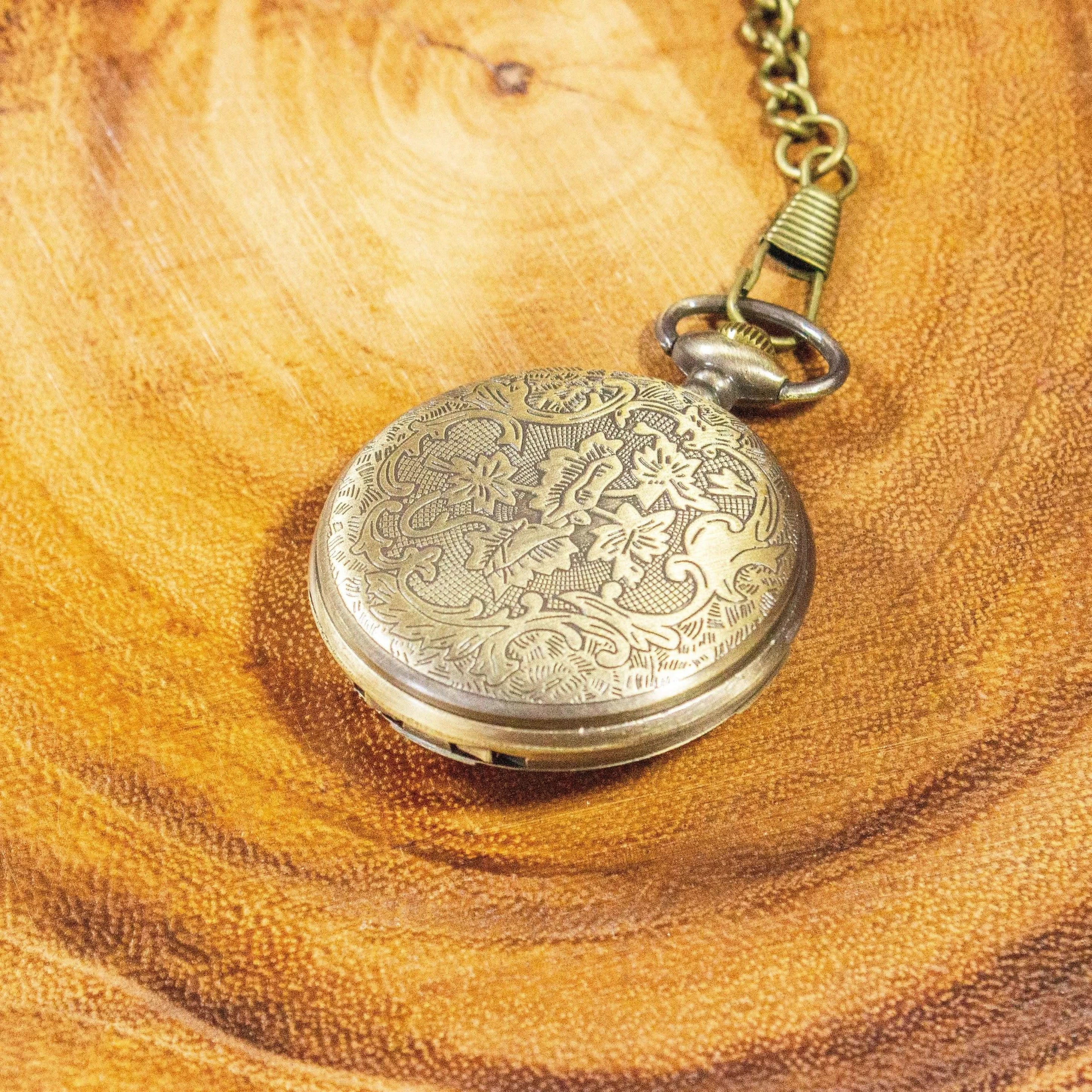 TTRPG  Pendant Necklace Opens and Closes with Chain can hold mini dice Perfect Dungeons and Dragon Gift - MysteryDiceGoblins